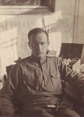 Зауряд-военный врач С. М. Нахимсон с нагрудным знаком Латышских стрелков образца 1915 года. Валка, сентябрь 1917 года