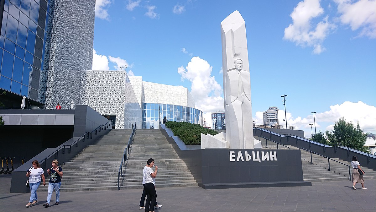 Памятник Ельцину в Екатеринбурге. Памятник Ельцину в Эстонии. Памятник Ельцина у фаноря Екатеринбург. Осквернение памятников Ельцину. Памятник ельцину фото