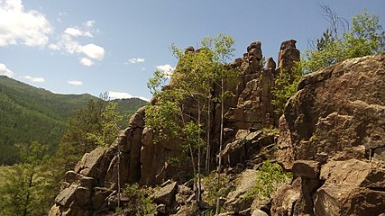 Вид из пещеры на соседние скалы с петроглифами
