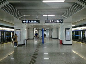 李村 站 3 号 线 站台 .jpg