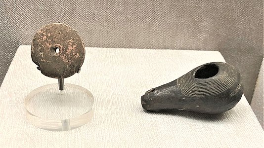 陶纺轮、勺形器，出土自鲁甸马厂遗址，藏于云南省博物馆