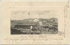 约1899-1900年的太平路西段，近处为捷成洋行办公楼及仓库，远处可见立中洋行和禅臣洋行