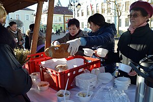 Distribution of loaves to the poor at Christmas Time in Poland (2015) 02015 1769 Weihnachten 2015 in Polen. Brot fur Bedurftige.JPG