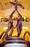 ハロッズにあるダイアナとドディの銅像。