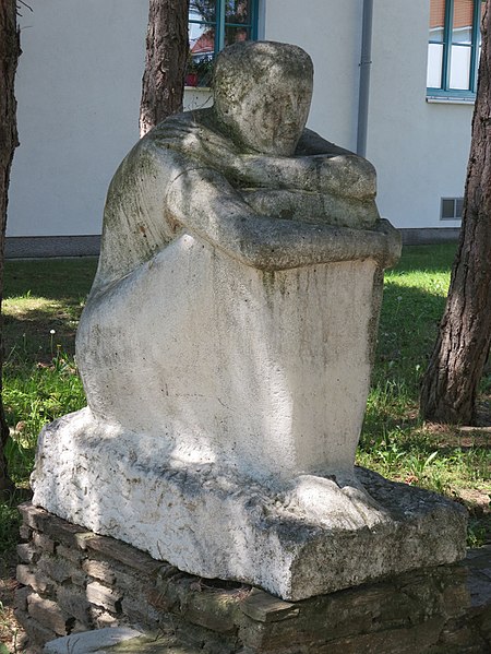 File:1210 Scottgasse Schleidengasse - Natursteinplastik Sitzende weibliche Figur von Franz Fischer 1954 IMG 4240.jpg