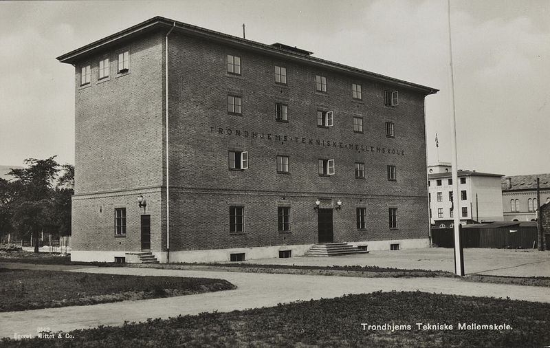 File:142 Trondhjems Tekniske Mellemskole - no-nb digifoto 20150622 00315 bldsa PK19064.jpg