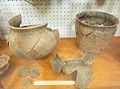 Vase et pot reconstitués à partir des tessons trouvés dans le souterrain de l'Âge du fer de Kermoysan en Plabennec (Musée de la préhistoire finistérienne de Penmarc'h)