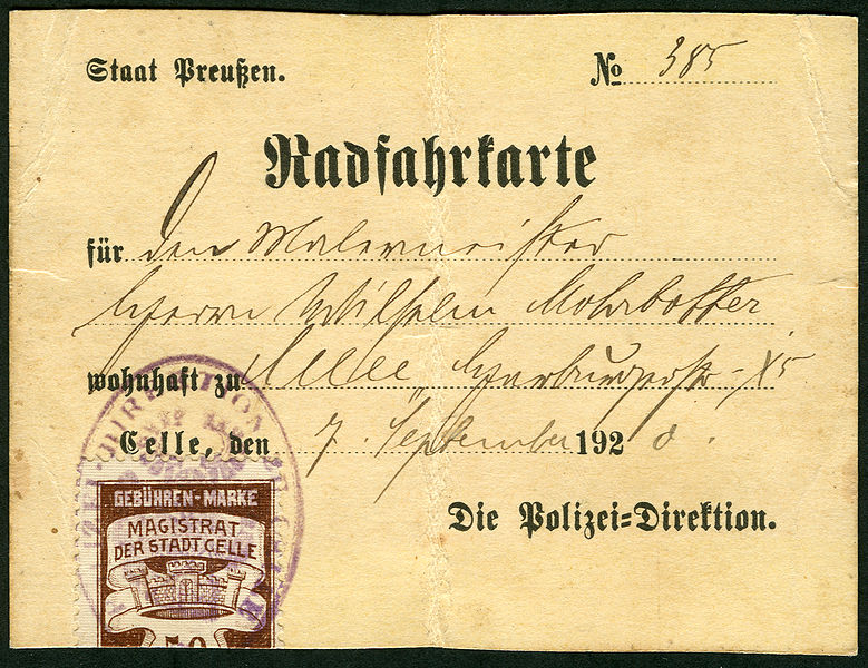 File:1920-09-07 Radfahrkarte Staat Preußen No. 385 Polizei-Direktion Gebühren-Marke Stadt Celle Magistrat Malermeister Wilhelm Mohrbotter.jpg