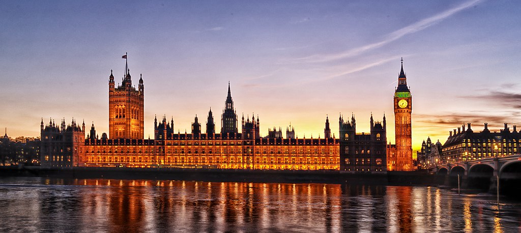 Blick westwärts über die Themse auf Westminster Palast mit Victoria Tower (links) und Elizabeth Tower (rechts) dahinter Westminster Abtei und Margaretenkirche (UNESCO-Welterbe in England)