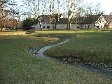 Der Steinbach in Praunheim war Zufluss des Wassergrabens der alten Burg.