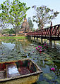 Brücke zur Insel und Chedi des Wat Sa Si im Geschichtspark Sukhothai