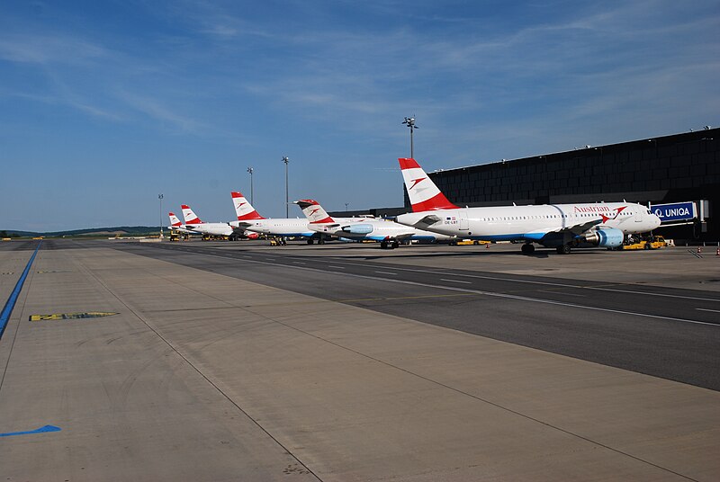 File:20160521 114 vienna airport.jpg