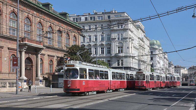 File:2017-05-06 AT Wien 09 Alsergrund, Währinger Straße, Institut für Medizinische Chemie und Pathobiochemie, E2 4030+c5 1430 Linie 41, E2+c5 1424 Linie 41 (51321800951).jpg