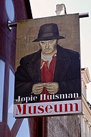 geschilderd zelfportret van Jopie Huisman uit 1978 - afgebeeld op de banner van het Jopie Huisman Museum, te Workum