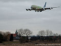 Airbus A380 über Neuenfelde. Im Hintergrund ist die Kirche von Neuenfelde zu sehen.