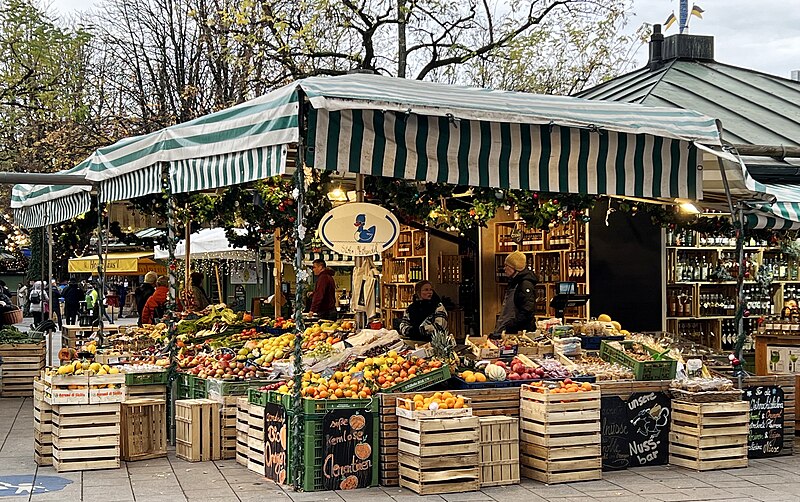 File:Advent 2023 Obststand Viktualienmarkt 2.jpg