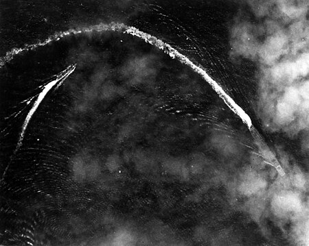 Tập_tin:Aerial_view_of_the_Japanese_aircraft_carrier_Akagi_maneuvering_on_4_June_1942_(USAF-57576).jpg