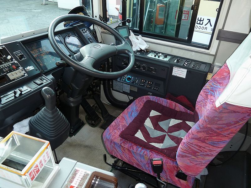 File:Akan-bus RJ1JJHK cockpit.jpg