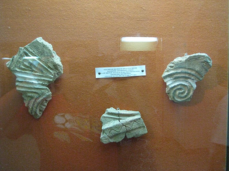File:Alba Iulia National Museum of the Union 2011 - Late Bronze Age Clay Wall Fragments with Geometric Decoration, 15th Century BC.JPG