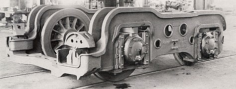 Bissel « Delta » monobloc à deux essieux d'une Challenger, en cours de montage chez Alco en 1936. À l'arrière, les deux osselets oscillants de rappel, sur lesquels viendra prendre appui le châssis de la locomotive.