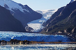 Sicht auf den Gletscher vom Peel Fjord mit Vulkan Reclus im Hintergrund