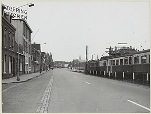 De Amsterdamsevaart nabij de Poortstraat, ziende naar het westen. Rechts de tram van de tramlijn Amsterdam - Zandvoort, links achter de Amsterdamse Poort; 1950