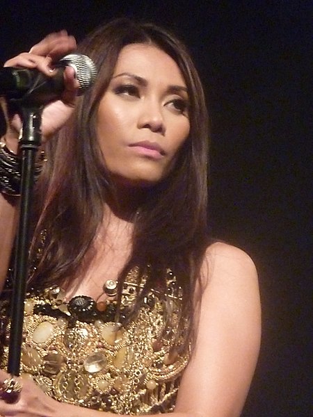 Fail:Anggun - Trianon Paris - juin 2012 (7386536046).jpg