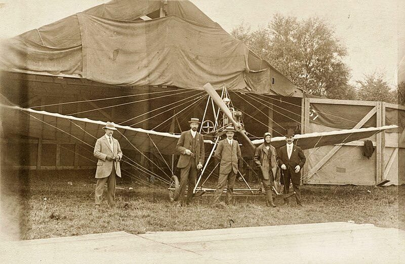 File:Anthony Fokker, leunend tegen de propeller in vliegenierskleding, met een aantal andere heren bij zijn vliegtuig de Spin, Inventarisnummer NL-HlmNHA 55009574.JPG