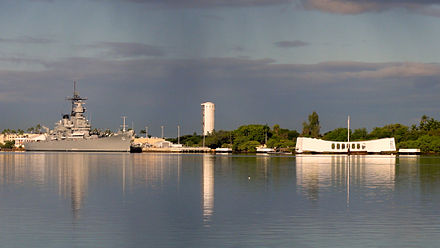 USS Arizona Memorial (right); USS Missouri (left) in Pearl Harbor