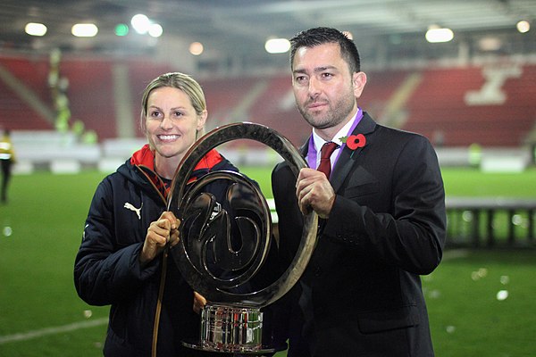 Pedro Martínez Losa and Kelly Smith with the FA WSL Cup, 2015