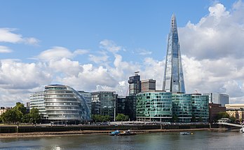 Vista panorâmica da Prefeitura (edifício redondo à esquerda), do complexo de escritórios More London e do arranha-céu The Shard, na margem sul do rio Tâmisa, distrito de Southwark, centro de Londres, Inglaterra. (definição 4 982 × 3 060)