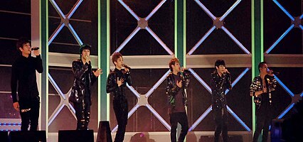 Beast tampil di Lotte Giants 2010 Special Concert. Dari kiri ke kanan: Yoon Doo-joon, Son Dong-woon, Lee Gi-kwang, Yang Yo-seob, Jang Hyun-seung, Yong Jun-hyung.