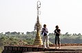 Stupa mit Besucherinnen