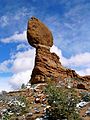 Arches Ulusal Parkı'nda "Balanced Rock (Dengelenmiş Kaya)" kışın