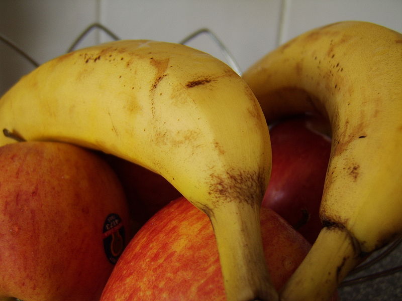 File:Bananas and apples.jpg