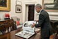 Präsident Barack Obama, wie er sich Fotos von Ali anschaut