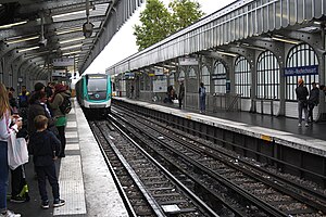 Métro Paris Barbès – Rochechouart: Lage, Name, Geschichte