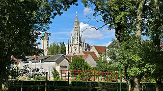 Basilique Notre-Dame des Enfants vue depuis l'île des eaux vives.jpg