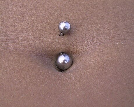 File:Bauchnabel-Piercing-2.jpg