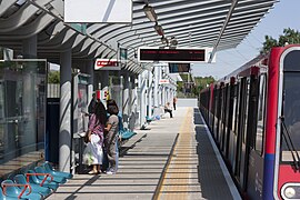 Bir train.jpg ile Beckton DLR Platformu 1