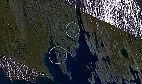 Beluschja Guba im unteren Kreis auf einem NASA-Satellitenbild. Im oberen Kreis liegt die Militärluftbasis Rogatschowo.