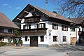 Handerwerkerhaus "Oberschmied" in der Häusernstraße 3 in Benediktbeuern, Landkreis Bad Tölz-Wolfratshausen, Regierungsbezirk Oberbayern, Bayern.