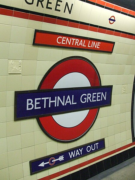 File:Bethnal Green stn roundel.JPG