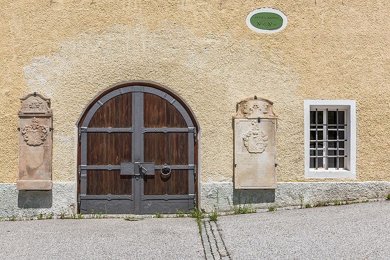 File:Bleiberg-Kreuth 41 Antoni-Grubenhaus Portal mit Epitaphien 26062017 9998.jpg