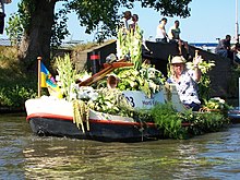 Boat float in flower parade in Westland Bloemencorso.JPG