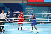 Deutsch: Boxen bei den Olympischen Jugendspielen 2018 Tag 12, 18. Oktober 2018 - Finale Leichtgewicht Mädchen – Junioren-Weltmeisterin und dreifache Juniorinnen-Europameisterin Caroline Sara DuBois (Großbritannien, blau) schlägt Juniorinnen-Asienmeisterin Porntip Buapa (Thailand, rot). English: Boxing at the 2018 Summer Youth Olympics on 18 October 2018 – Girls' lightweight Gold Medal Bout – Caroline Sara DuBois (Grat Britain, blue) wins over Porntip Buapa (Thailand, red). Español: Boxeo en los Juegos Olímpicos Juveniles de Verano de 2018 en 18 de octubre de 2018 - Combate de medalla de oro de peso ligero para niñas - Caroline Sara DuBois (Gran Bretaña, azul ) gana sobre Porntip Buapa (Tailandia, rojo).