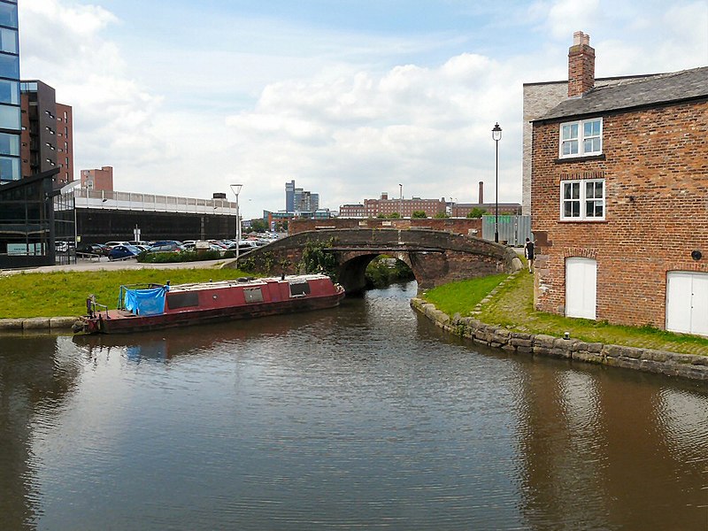 File:Bridge over Islington Branch, Ashton Canal.jpg