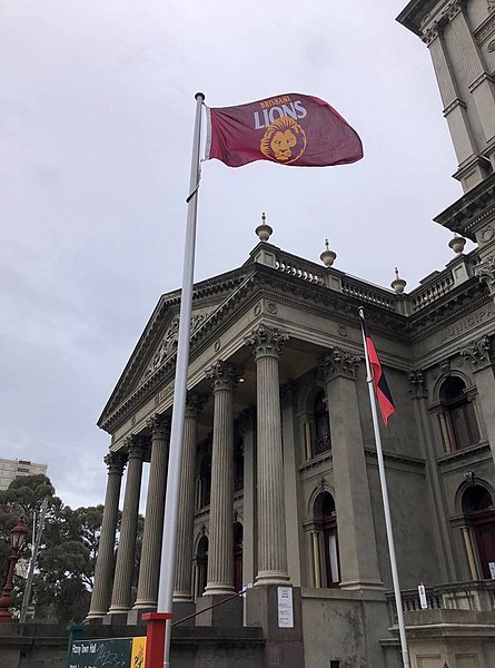 File:Brisbane Lions flag flying over Fitzroy town hall.jpg