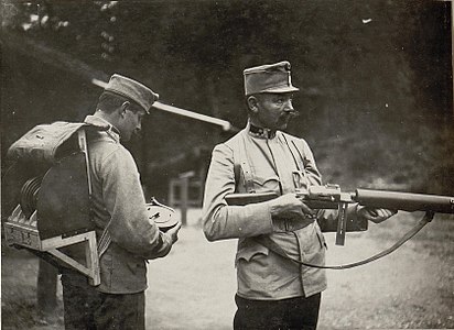 Un soldat examinant le magasin camembert tandis qu’un autre porte le fusil.