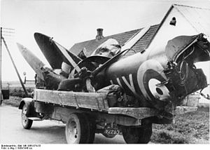 Эвакуация немцами сбитого британского самолёта